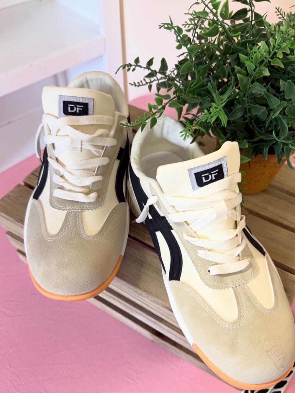Like New Cream & Black Retro Runner Sneakers Size 11, Wide